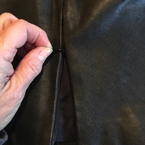 Anne Brooks Petite Sz12 BLACK LEATHER SKIRT ADJUSTABLE BACK SLIT NICE very soft - Picture 6 of 10